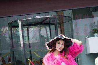 魅妍社 – 小尤奈和服合集：如此繁复的图案，真想每一件都试一次，想象一下我蜷缩在椅子上的样子……