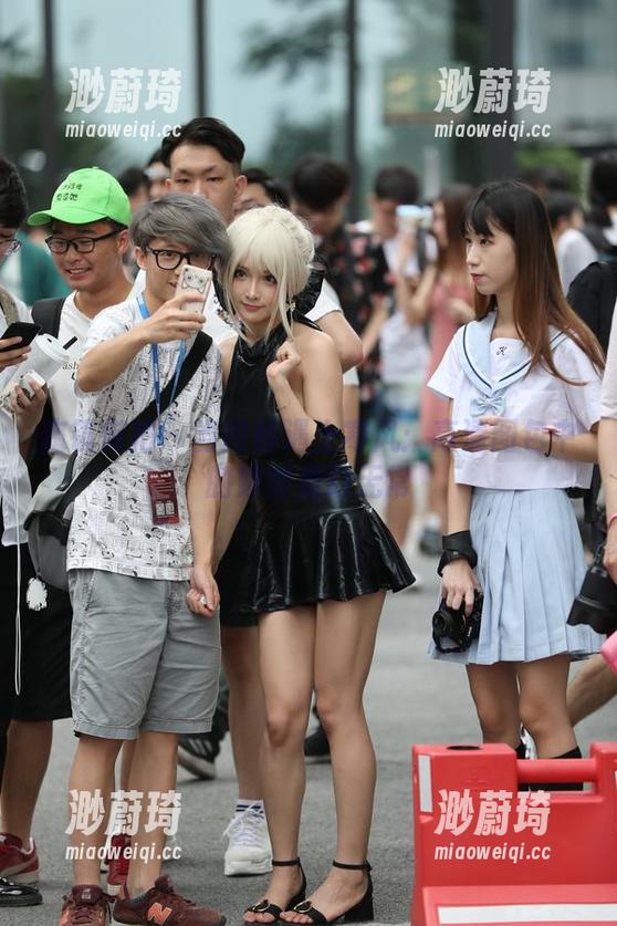 魔镜街拍 - 当肉丝遇上寒风：高清图包中的婷婷变幻无常