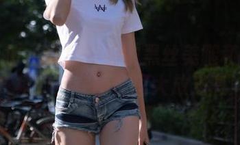 魔镜街拍 – 看！婷婷的黑丝美腿和白色连衣裙如何在图库里大放光彩！