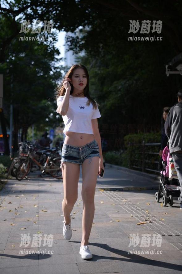 魔镜街拍-婷婷 魔镜街拍 - 看!婷婷的黑丝美腿和白色连衣裙如何在图库里大放光彩!