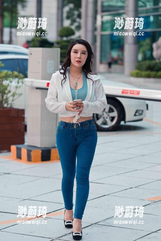 魔镜街拍 - 图库里走出来的婷婷，灰裙搭薄丝，这样的OL我也想休闲一下午！