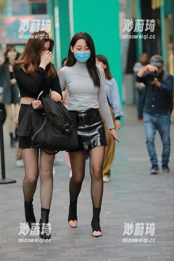 从魔镜街拍出来，这个私拍蕾丝小姐姐真让我有些愣神，妥妥的美图啊。