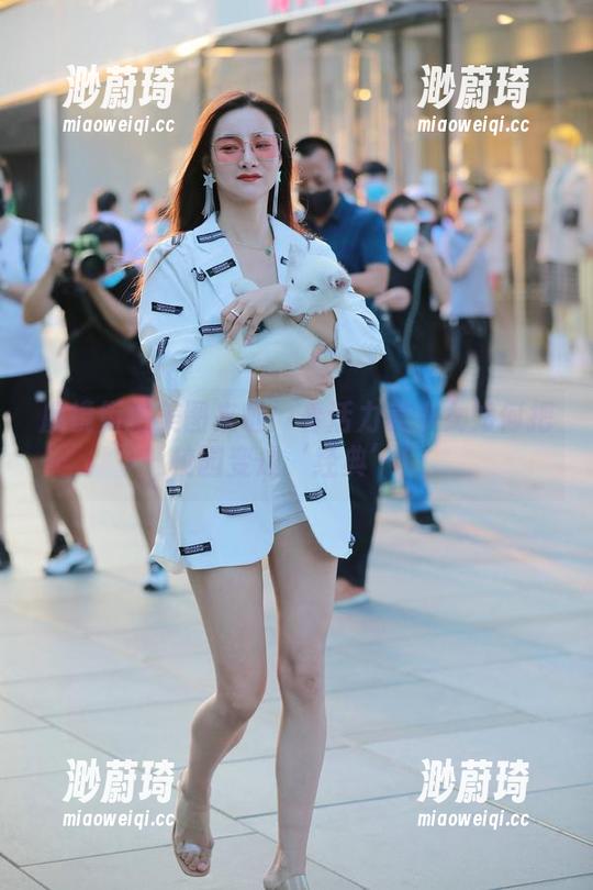 魔镜街拍美图来啦：看活力美少女如何把校园变成‘经典’！