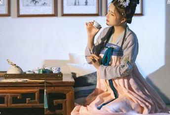 鹿八岁baby，你在教室里，居然没有圣光？这套图我全都要了！